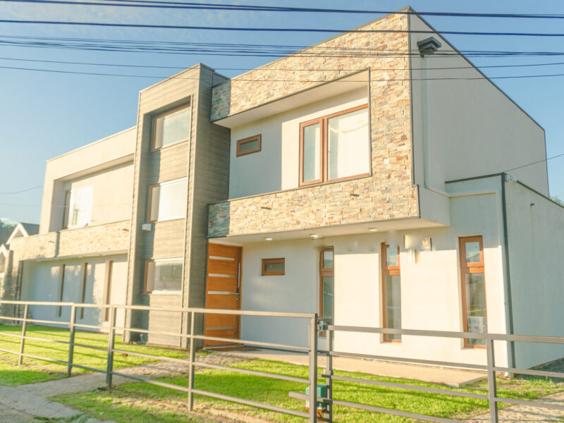 Espectacular casa de 2 pisos con piscina y a pasos de la playa en Pingueral