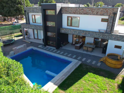 Espectacular casa de 2 pisos con piscina y a pasos de la playa en Pingueral