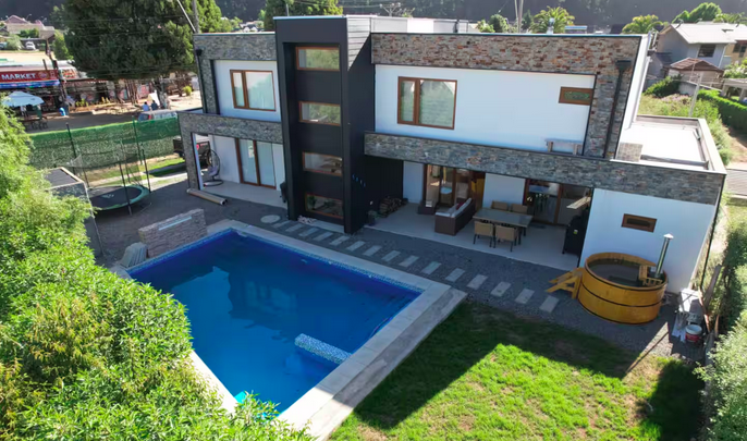 Espectacular casa de 2 pisos con piscina y a pasos de la playa en Pingueral