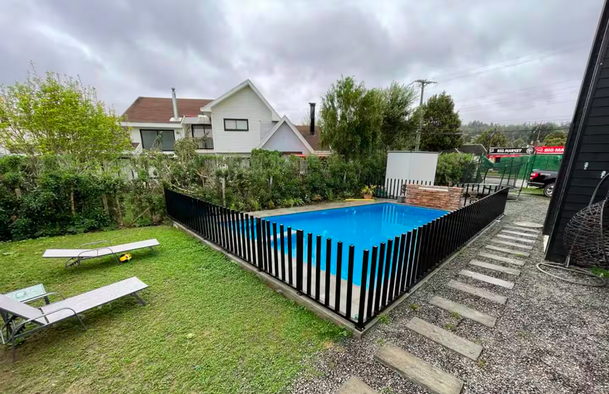 Espectacular casa de 2 pisos con piscina y a pasos de la playa en Pingueral