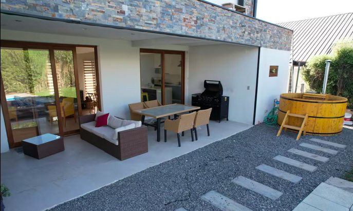 Espectacular casa de 2 pisos con piscina y a pasos de la playa en Pingueral